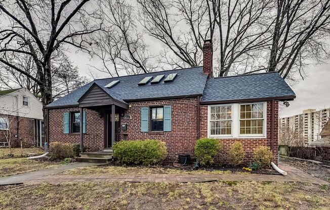 6711 Conway Rd. Updated & Cozy 3/2 Cape Cod Partially Furnished