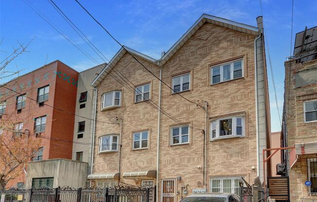 712 SNEDIKER AVE