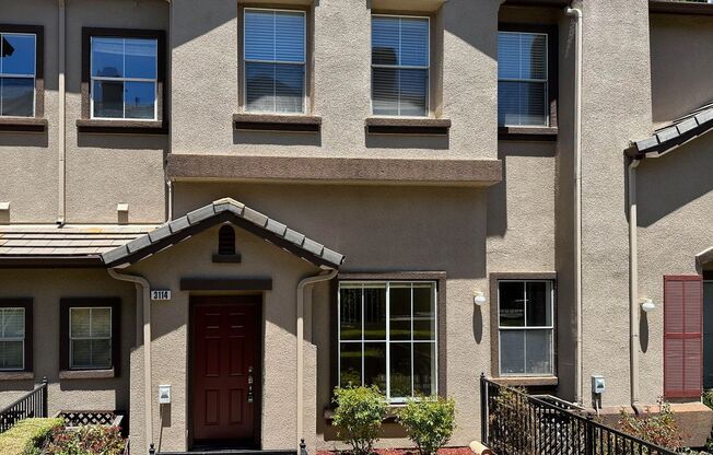 Fresh and Bright 3 Bed 2.5 Bath Evergreen Townhome
