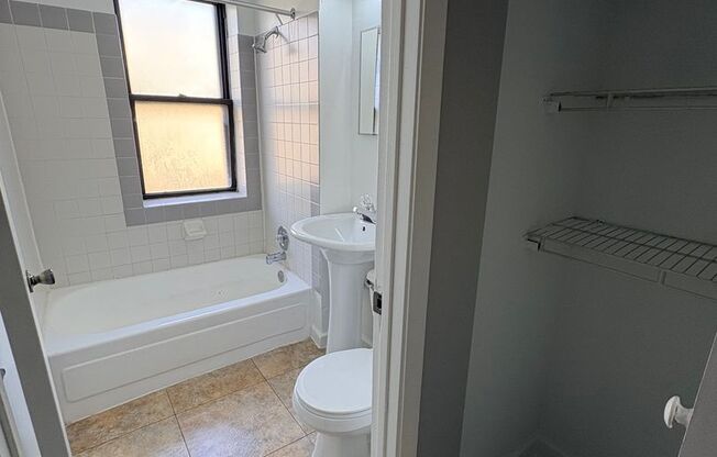 2 beds, 1 bath, 930 sqft, $1,250, Unit WL 302