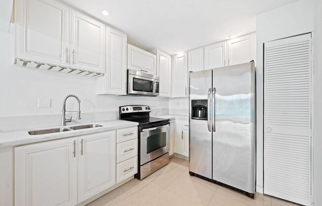 Peaceful corner unit 2 Bed 2 bath overlooking beautiful lake