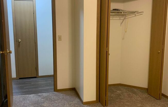 2 beds, 1 bath, $1,025, Unit 1704-102