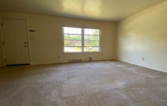 Magnificent 3 Bedroom Townhome with Garage! A Hidden Gem in Plum! Call Today!