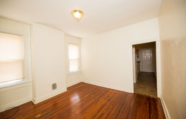 Charles Village 3bd/1.5ba Rowhome w/ W/D & A/C! --Available 8/14