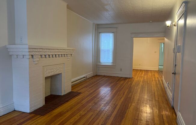 1 bed, 1 bath, $1,149, Unit 1248 W Walnut St-1st Floor