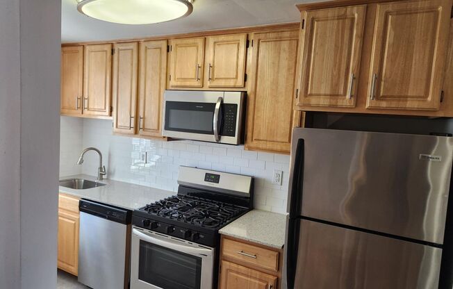 2 beds, 1 bath, 897 sqft, $2,335, Unit B-08