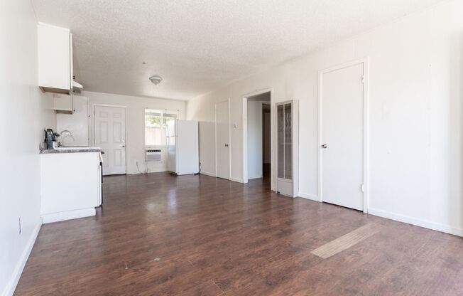 2 beds, 1 bath, $1,400, Unit 1816 HILE #C1