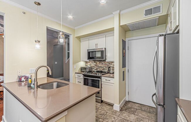 Fully Furnished 1-Bedroom, 1.5-Bathroom 3-Story Condo for Rent in Oak Lawn Dallas!