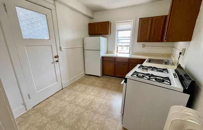 1 bed, 1 bath, $1,095, Unit 11