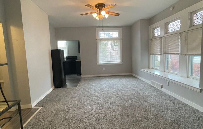 2 beds, 1 bath, 800 sqft, $1,095, Unit Apt 1