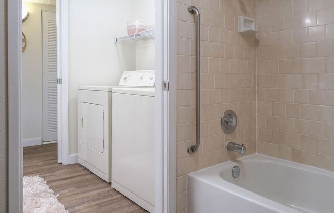 2 beds, 1 bath, 900 sqft, $1,570, Unit 1842-105