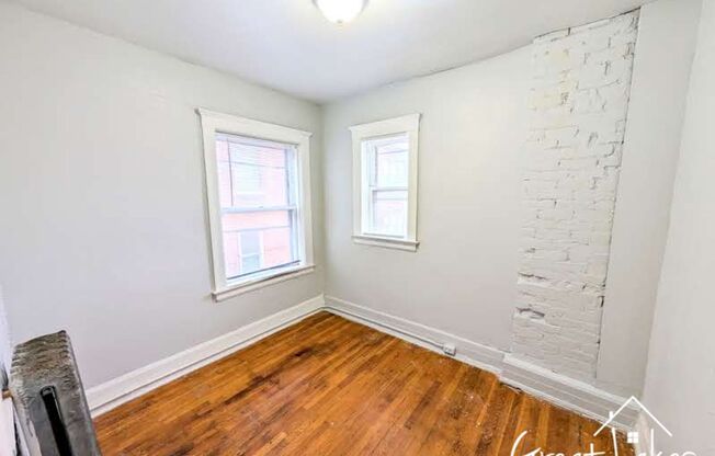 2 beds, 1 bath, $1,200, Unit Apt 5