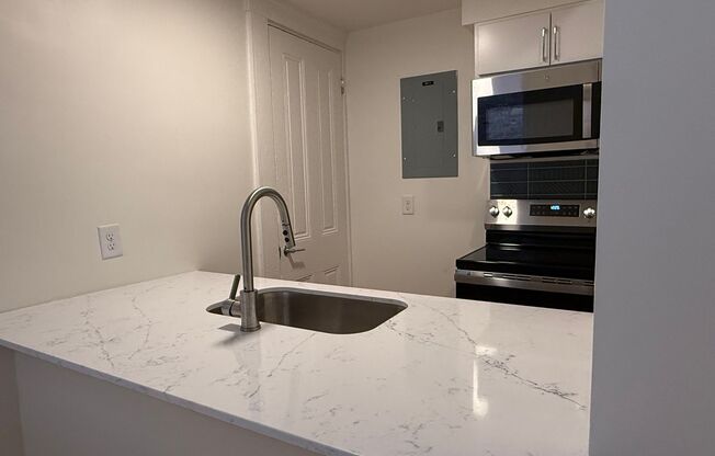 2 beds, 1 bath, 845 sqft, $1,600, Unit 2