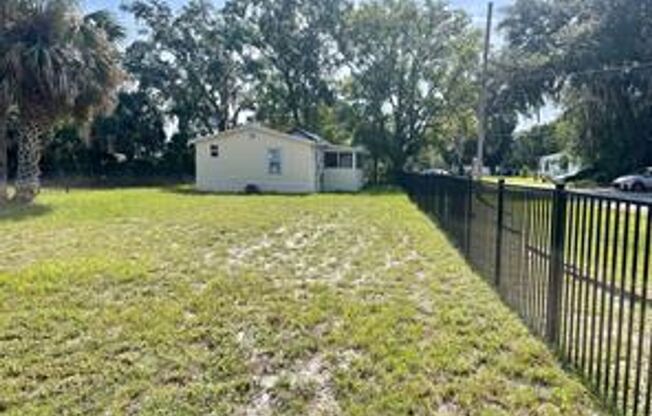 2 Bedroom / 1 Bath Sanford Cottage Available Now!