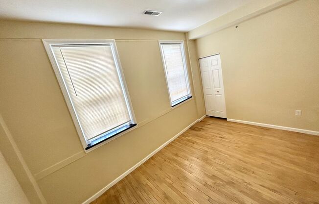 1 bed, 1 bath, 272 sqft, $1,100, Unit 2E