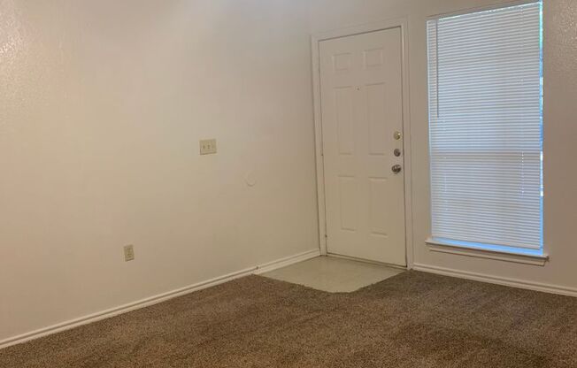 2 beds, 1 bath, 900 sqft, $975