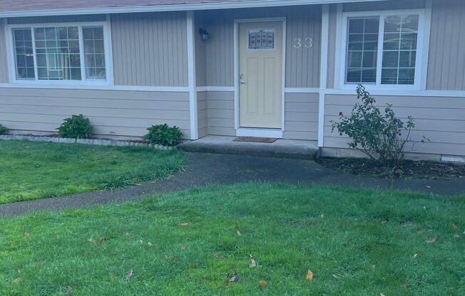 2 beds, 1 bath, 945 sqft, $1,575, Unit 033