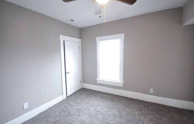 2 beds, 1 bath, $1,125, Unit 126 1/2 6