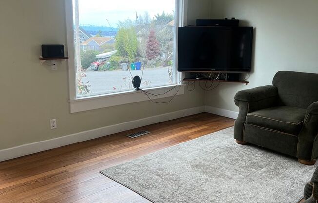 Renton 2 bedroom 1 bath home available now!