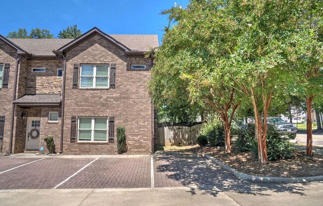 Heisman Villas: End Unit with Parking & Privacy!