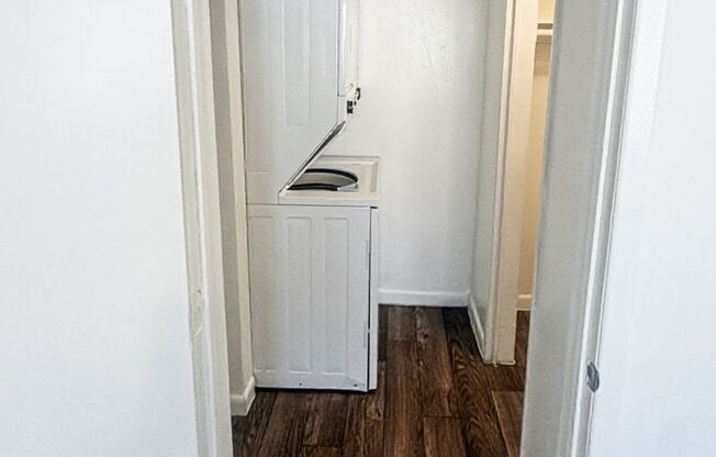 2 beds, 1 bath, $1,149, Unit 70