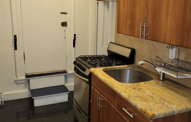 Studio, 1 bath, $950, Unit 2R