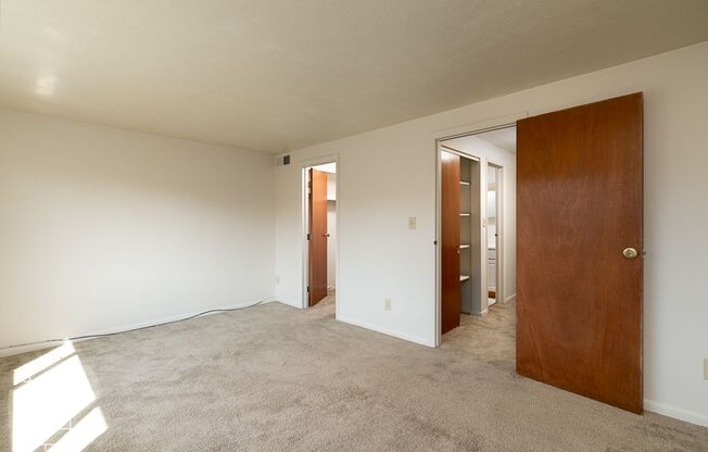 2 beds, 1.5 baths, $1,350, Unit 393 E Buttles Ave Apt. F