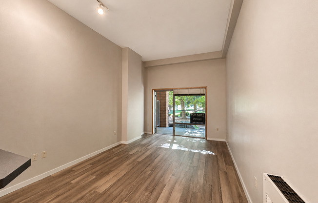Updated Beautiful 2 Bedroom Condo Overlooking Esther Short Park - 701 Columbia St #107