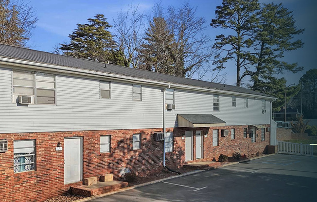 1 bed, 1 bath, 740 sqft, $925, Unit 37