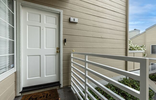 2 bed/2 bath Upstairs Condo!