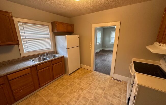 $850 - 2 bedroom/ 1 bathroom - Single Family Home