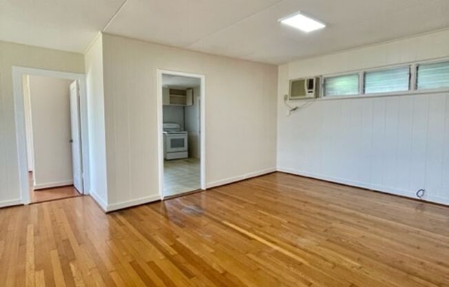 3 Bed 1 Bath Single Family Home Conveniently located in the Waialae Area