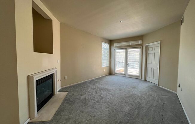 2 bed 2 bath condo with laundry, A/C and fireplace! Heart of Banker's Hill!
