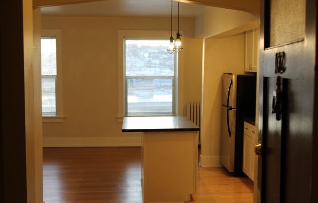 1 bed, 1 bath, 695 sqft, $1,575, Unit 102