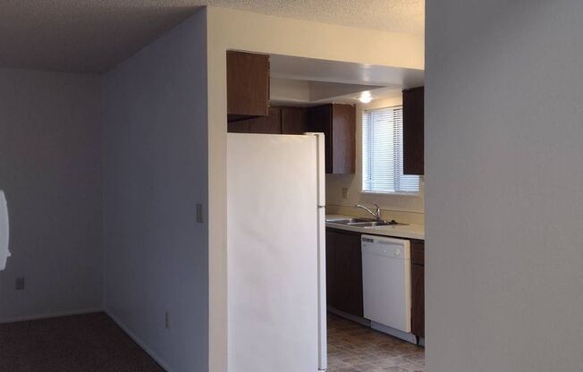 2 beds, 1 bath, 907 sqft, $1,100, Unit B103