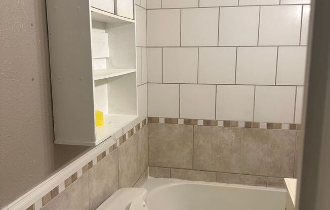 1 bed, 1 bath, 700 sqft, $780, Unit 425 Leeds Ave