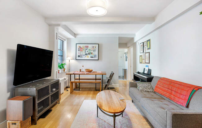 2 beds, 1 bath, $5,400, Unit 7D