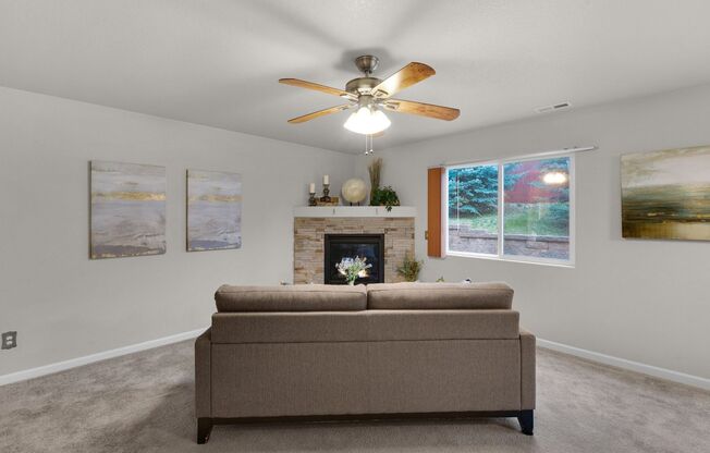 3 BED/2.5 BATH TOWNHOME W/PATIO & 2-CAR GARAGE!
