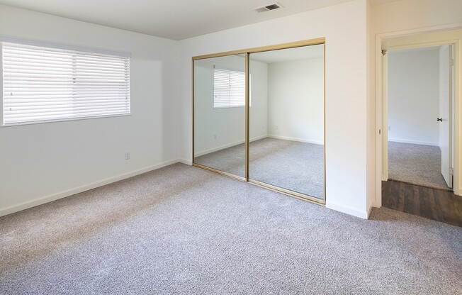 2 beds, 1 bath, 887 sqft, $2,480, Unit 60