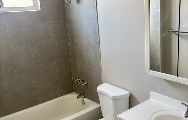 409 N LOS ROBLES AVE
