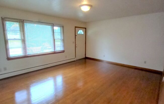 2 beds, 1 bath, 903 sqft, $1,250, Unit B-4