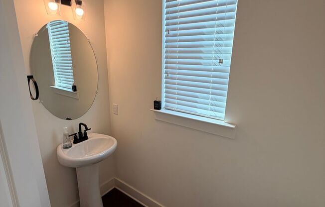 Elegant Lithonia 3 Bedroom 2.5 bath with Fenced backyard!