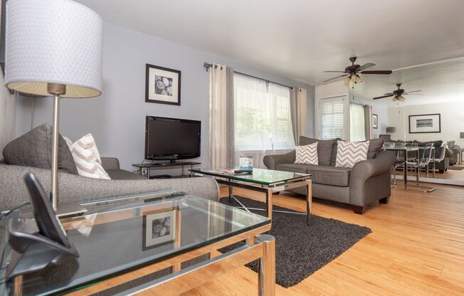 2 beds, 1 bath, 725 sqft, $1,799, Unit B201