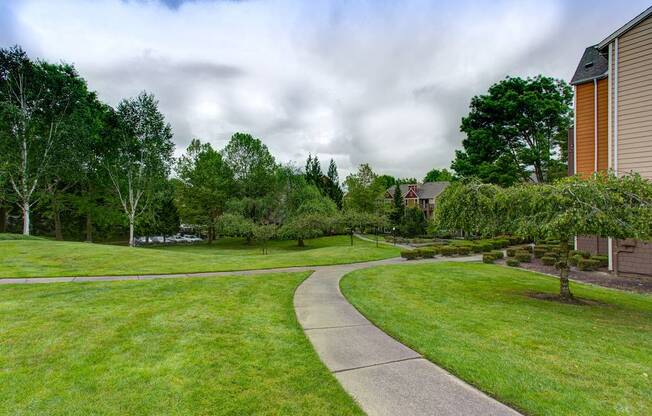 Green Space Walking Trail at Commons at Verandas in Tanasbourne Apartments, Oregon
