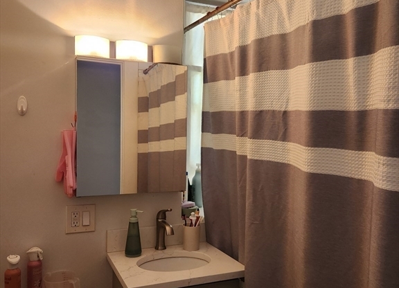 2 beds, 1 bath, 500 sqft, $2,800, Unit 12