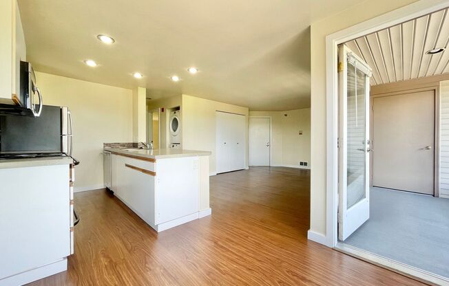 2 beds, 2 baths, 900 sqft, $2,995, Unit 301