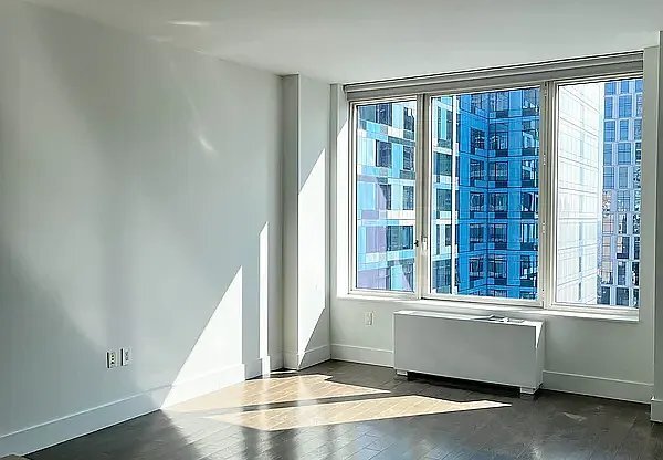 1 bed, 1 bath, 761 sqft, $4,100, Unit 40F