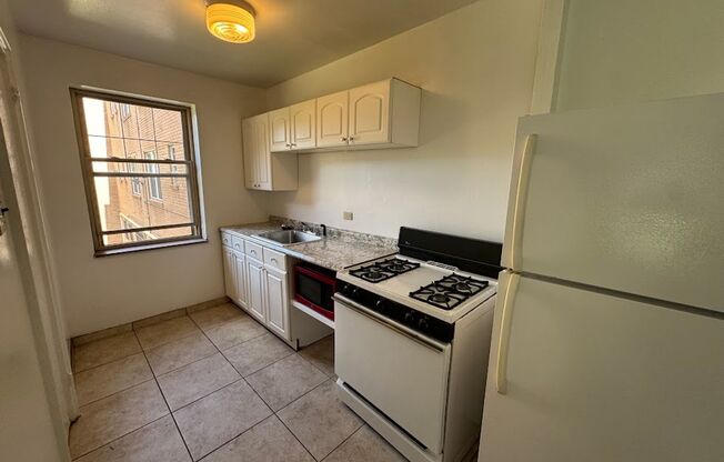 3 beds, 1 bath, $1,995, Unit 210C
