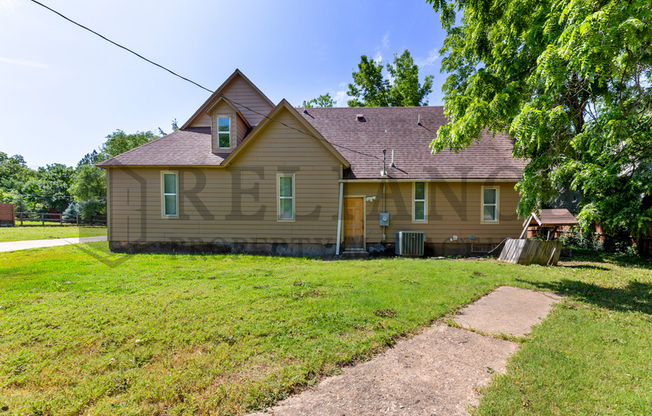 3300 E 9 ST N