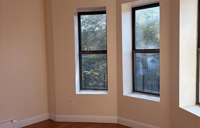 3 beds, 1 bath, 2,760 sqft, $3,500, Unit 1 floor